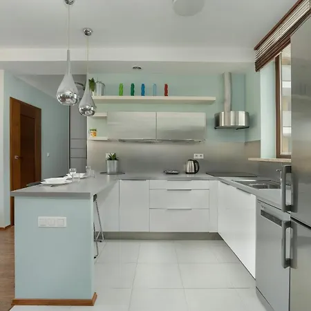 60 M2 With Free Garage Near To The Centre By Renters Apartment Poznan