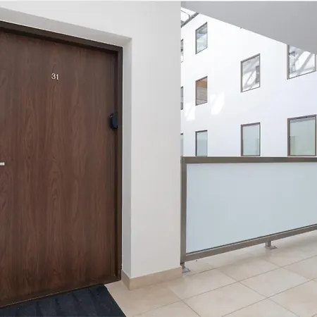 60 M2 With Free Garage Near To The Centre By Renters * Poznan